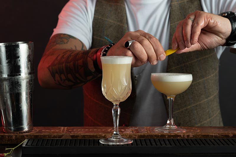 Bar-Keeper dekoriert Cocktails – die aktuellen Cocktail-Trends gibt's bei CHEFS CULINAR