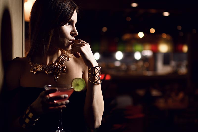 Frau genießt einen Cocktail – die aktuellen Cocktail-Trends gibt's bei CHEFS CULINAR