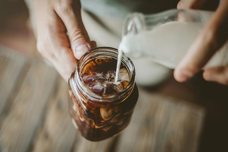 Cold Brew Coffee schmeckt milder mit Milch