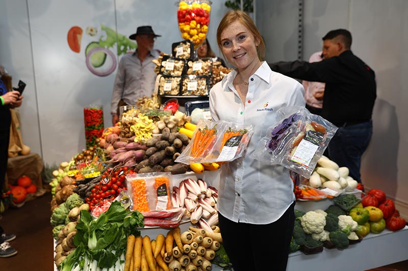 Mitarbeiterin von Sous Fresh stellt vorgegartes Gemüse im Sous-Vide-Beutel am Obst- und Gemüse-Stand auf der CHEFS CULINAR Messe in Düsseldorf vor