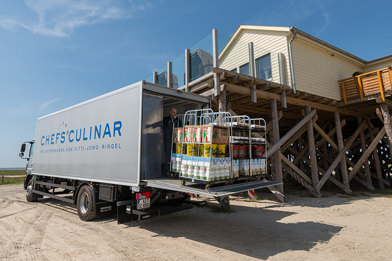 CHEFS CULINAR Lkw mit Waren auf der ausgefahrenen Ladefläche