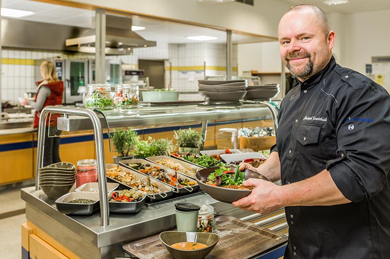 CHEFS CULINAR Koch Christoph Koscielniak kennt sich mit gesunder Ernährung am Arbeitsplatz aus und zeigt das in seinem Seminar.