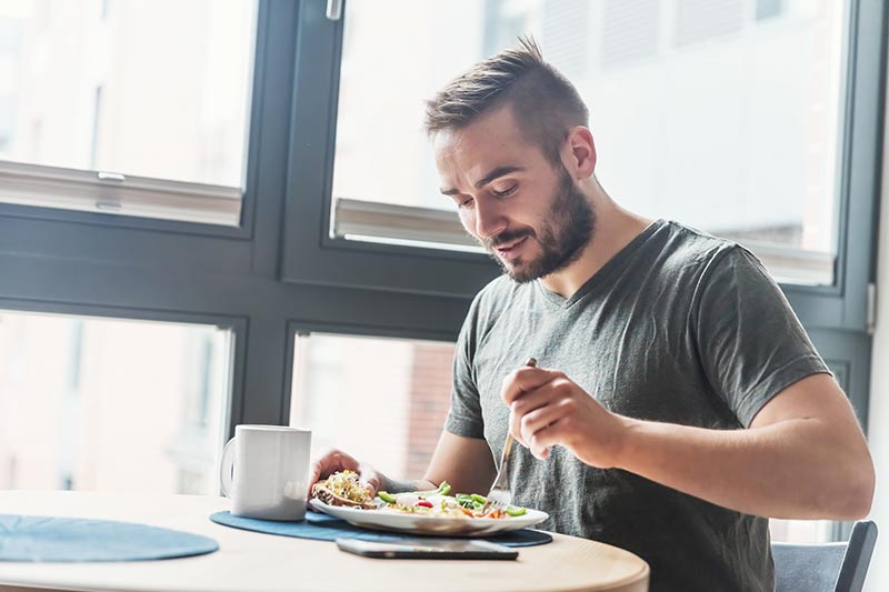 Wenn Mitarbeiter in der Betriebskantine frisches und gesundes Essen genießen können, fördert das die Motivation und die Zufriedenheit unter Kollegen.