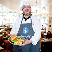 Der beliebte Burger vom Schwan präsentiert vom Chefkoch persönlich