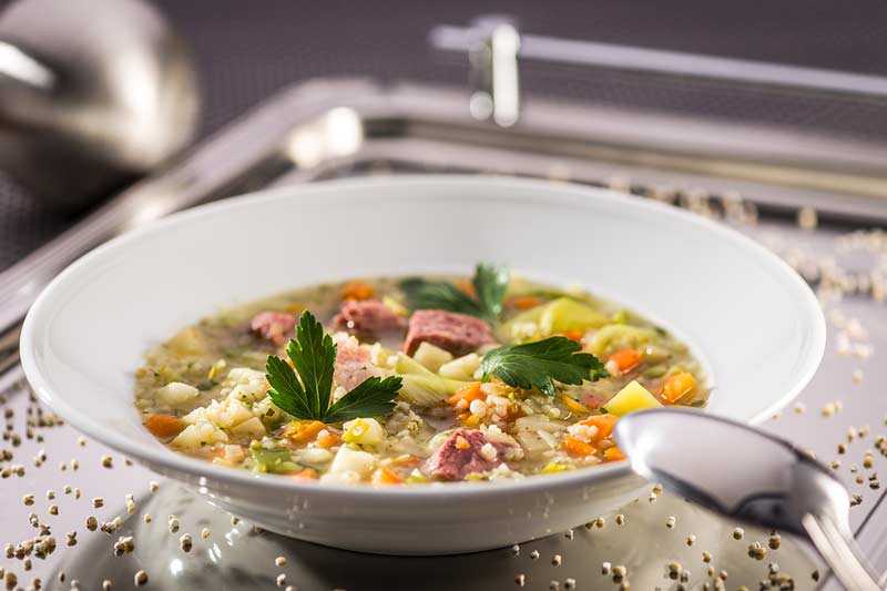 Graupeneintopf mit gepökelten Schweinerippchen