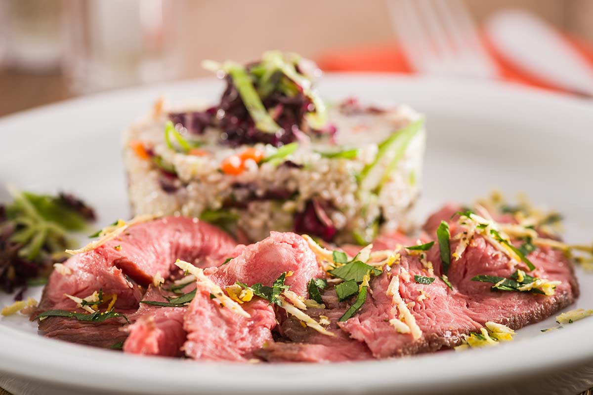 Sanft gegartes Bavette auf Graupenrisotto mit Radicchio, Gremolata und ...