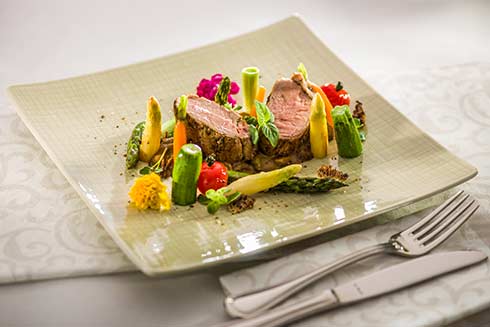 Schweinefilet auf Morchelragout mit jungem Gemüse