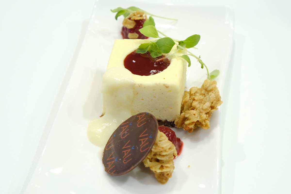 Weiße Schokoladenmousse mit Himbeercoulis und Haferflocken-Crumble | Rezept