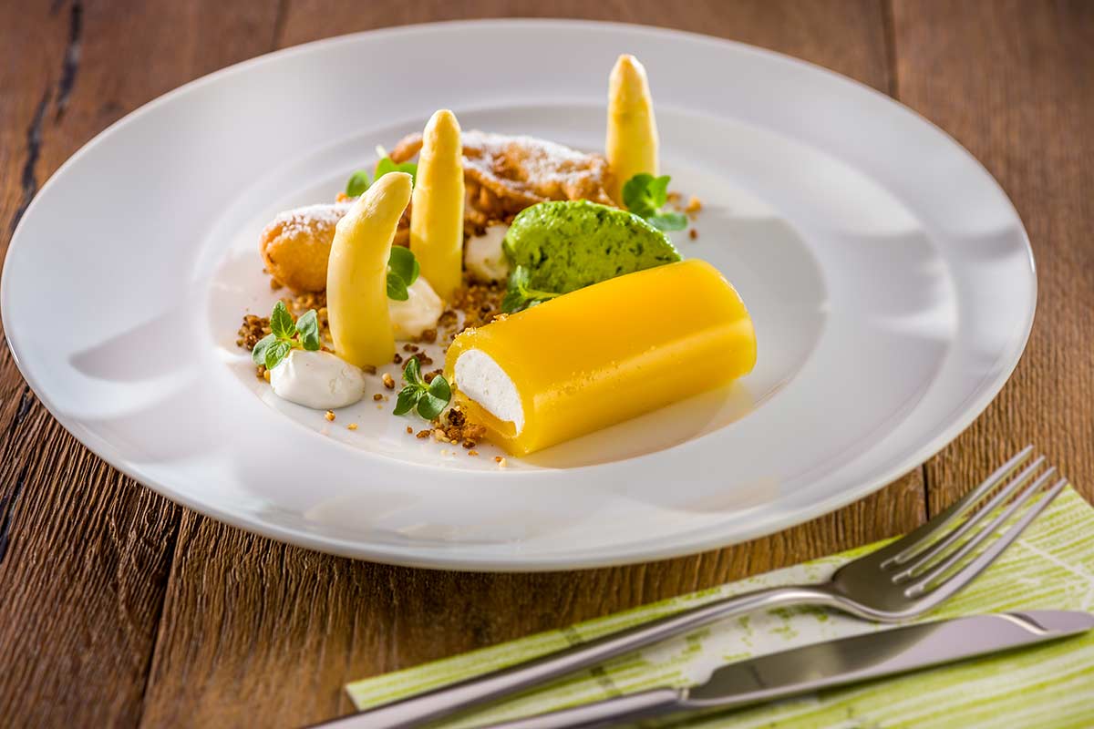 Dreierlei süßer Spargel mit Orangen-Sabayon und Estragon-Sorbet | Rezept