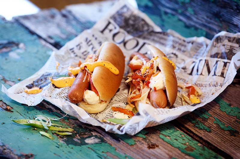 Hot Dog mit Papaya-Chili-Krautsalat