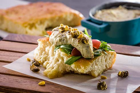 Veganer mediterraner Brotaufstrich mit Focaccia