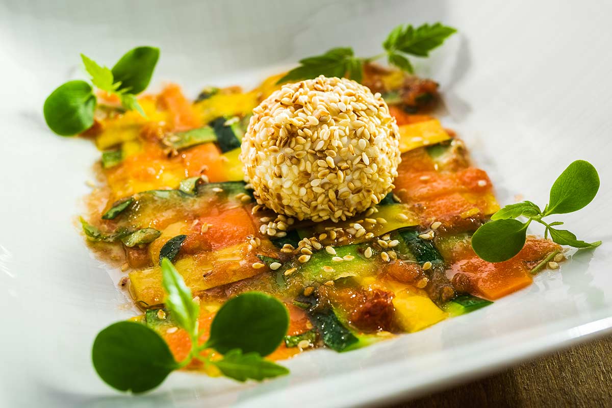 Gitter von Zucchini und Karotte mit Tomatenvinaigrette und Sesam ...