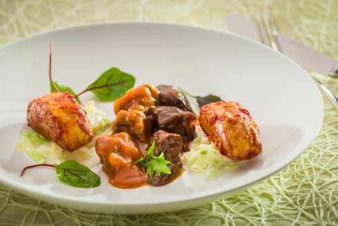 Gulasch mit Spitzkohl und Pesto-Kartoffeln