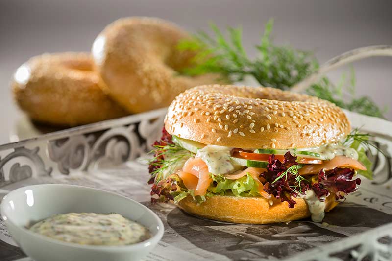 Sesam-Bagel mit Räucherlachs