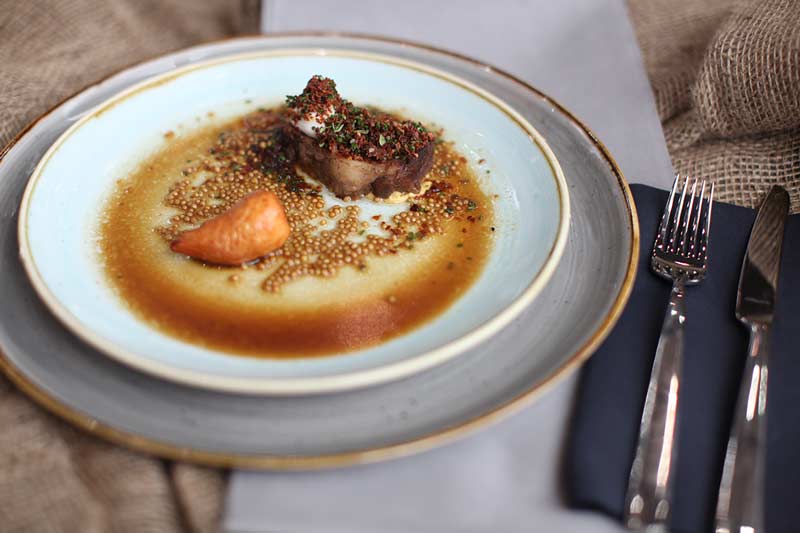 Rinderquerrippe mit Kerbelwurzel und Röstzwiebelsalat