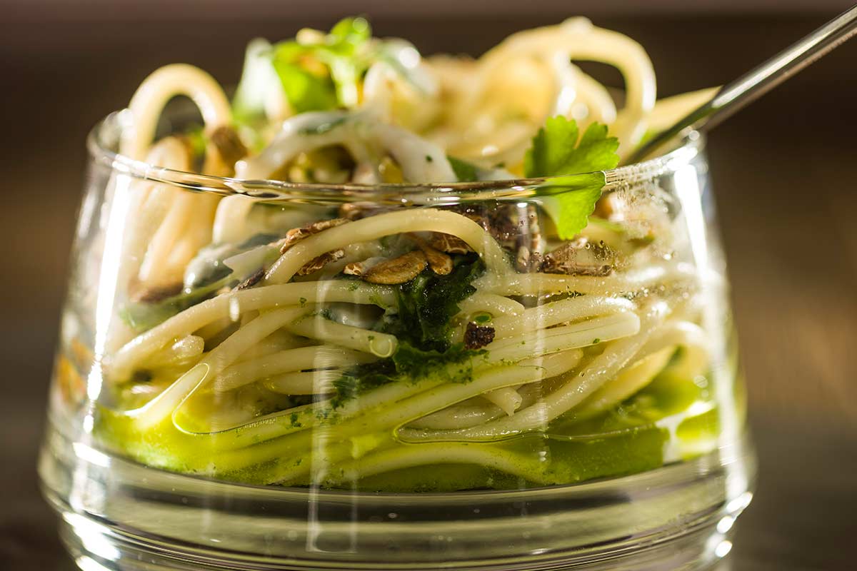 Spaghetti in Kräuter-Pesto-Sauce mit gerösteten Dinkelflocken | Rezept