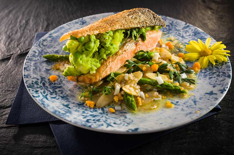 Lachsfilet / Spargel / Erbsen
