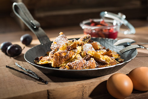 Kaiserschmarrn mit Gewürz-Pflaumen