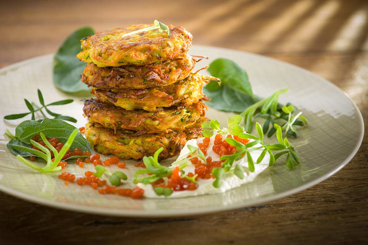 Knusprige Gemüserösti mit Tomatenkaviar und Kresse-Frischkäse | Rezept