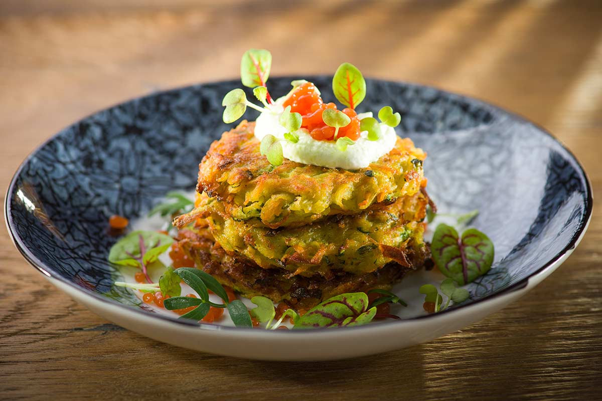 Knusprige Gemüserösti mit Tomatenkaviar und Kresse-Frischkäse | Rezept