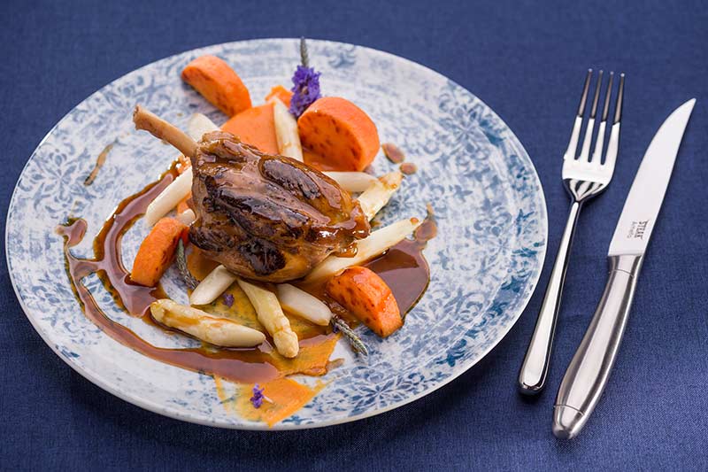 Mini Haxe mit Süßkartoffeln und Spargel