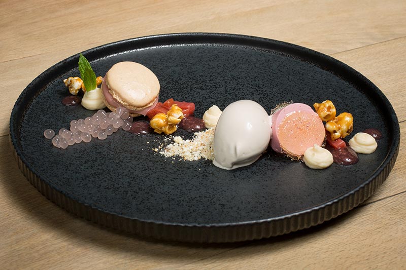 Rhabarber-Variation mit Eis und Mousse