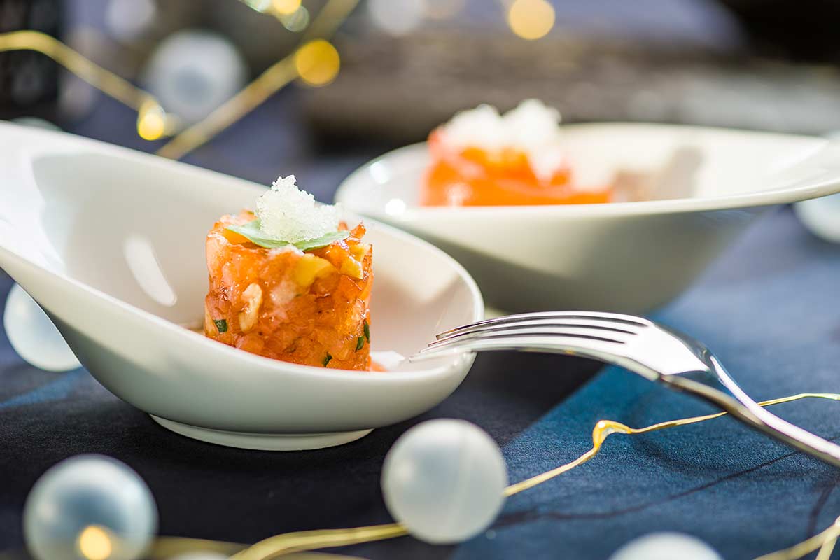 Anisgebeizter Lachs mit Orangenzucker und Feldsalat in Walnussdressing ...