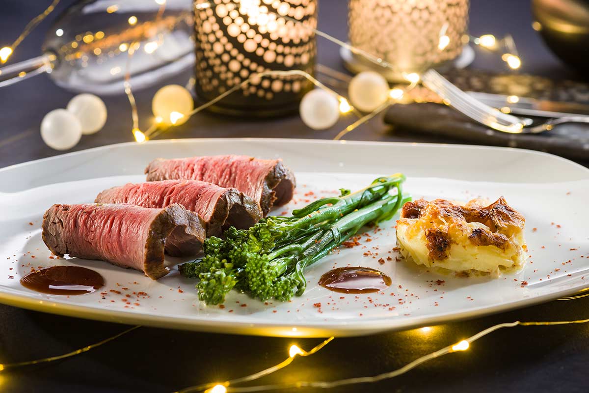 Im ganzen gegartes Rinderfilet mit Kartoffel-Apfel-Gratin und ...