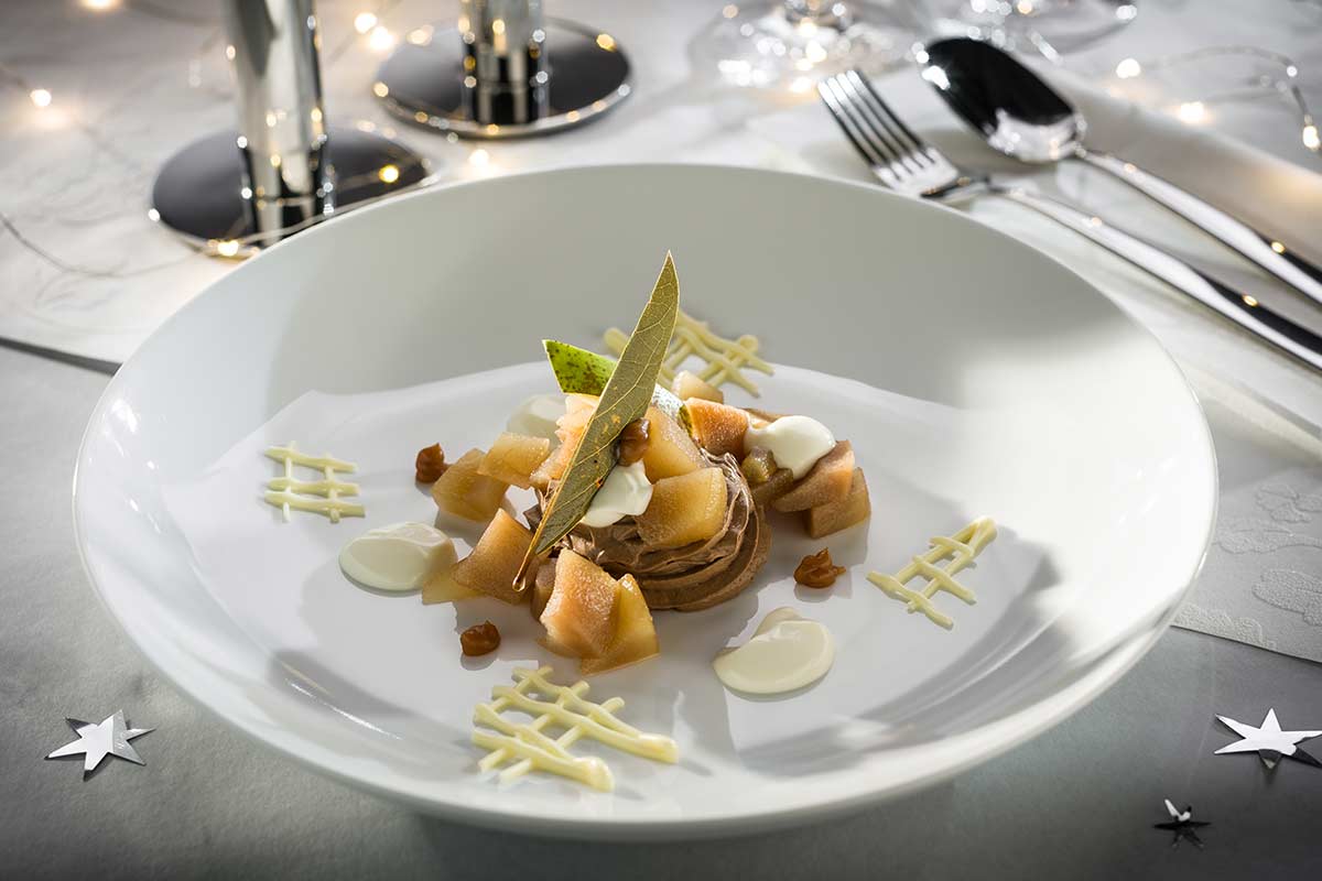 Portweinbirne mit Pfeffer-Mascarpone, Mousse au Chocolat und Sahne ...