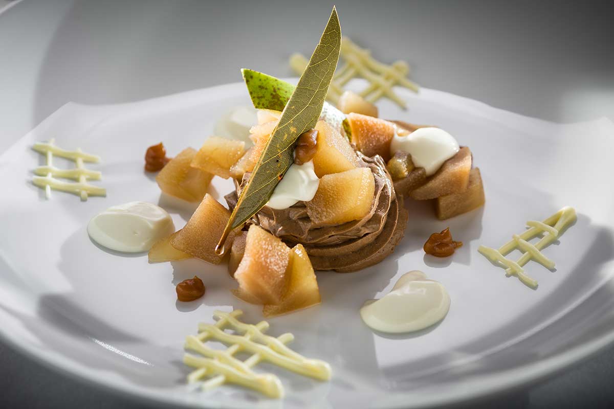 Portweinbirne mit Pfeffer-Mascarpone, Mousse au Chocolat und Sahne ...