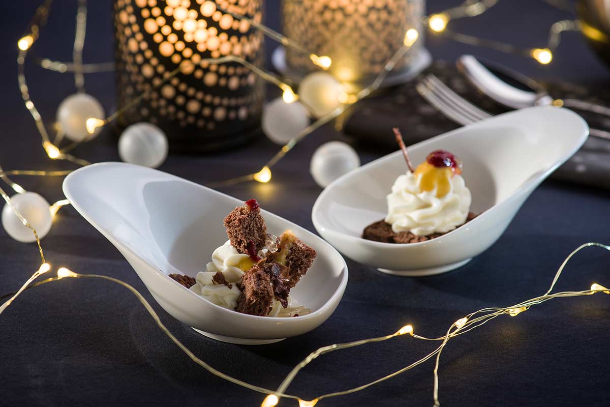 Schokoladenschnitte mit Champagner-Jelly, Fruchtkonfetti und gebackenen ...