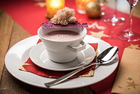 Rotkohlsuppe mit Haselnuss-Sponge