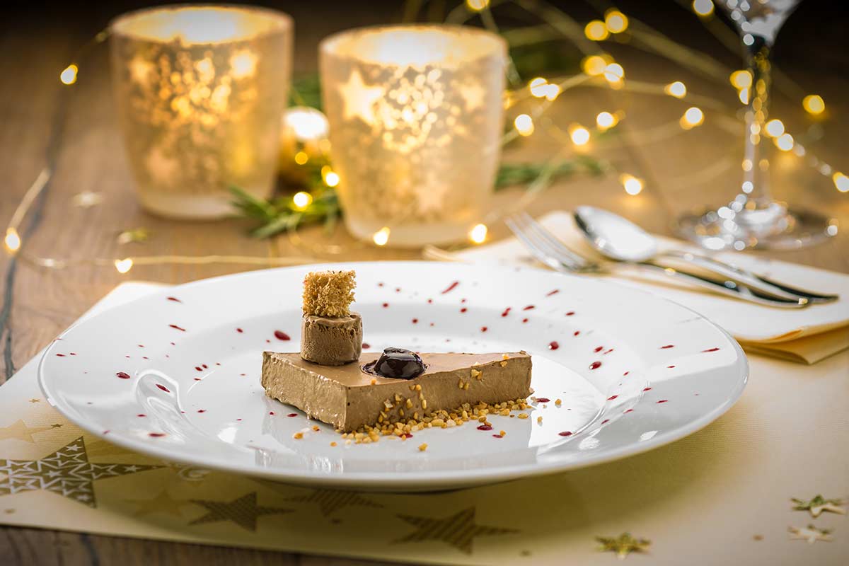 Maronen-Parfait mit Amarena-Kirschen und Kaffee-Biskuit | Rezept