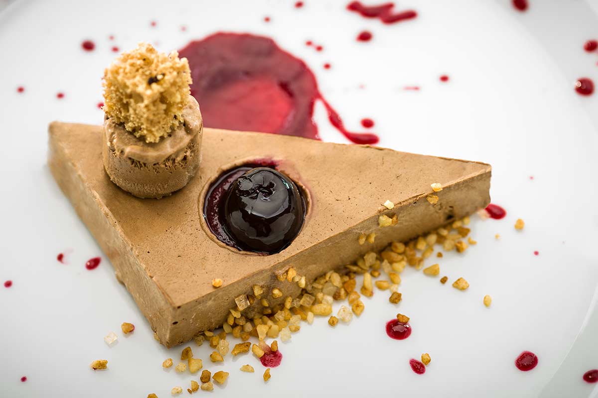 Maronen-Parfait mit Amarena-Kirschen und Kaffee-Biskuit | Rezept