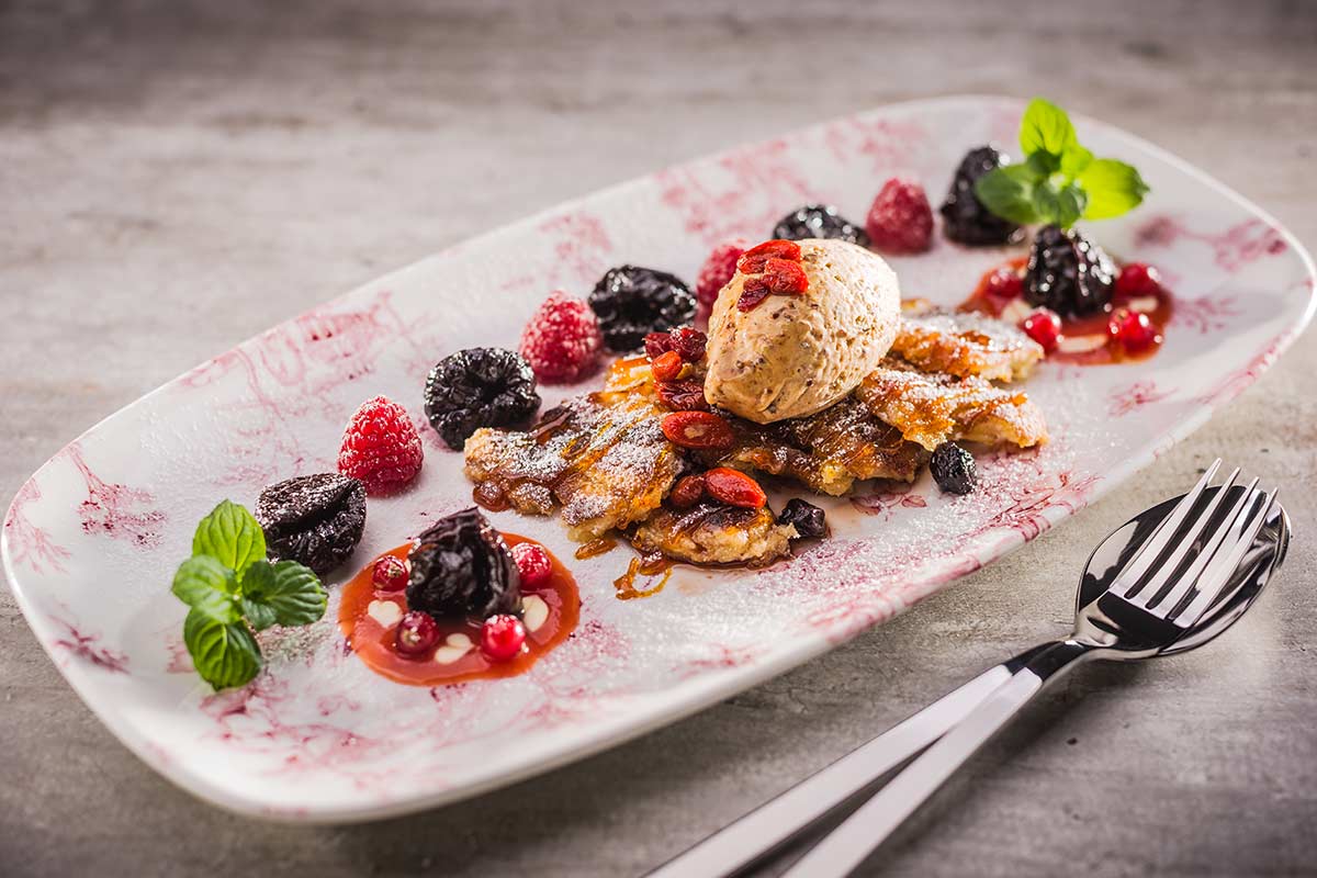 Kaiserschmarrn mit Vanille-Pflaumen-Eis | Rezept