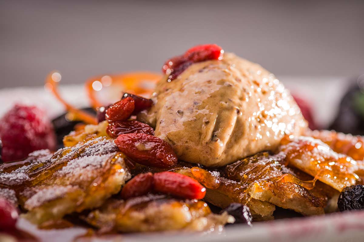 Kaiserschmarrn mit Vanille-Pflaumen-Eis | Rezept