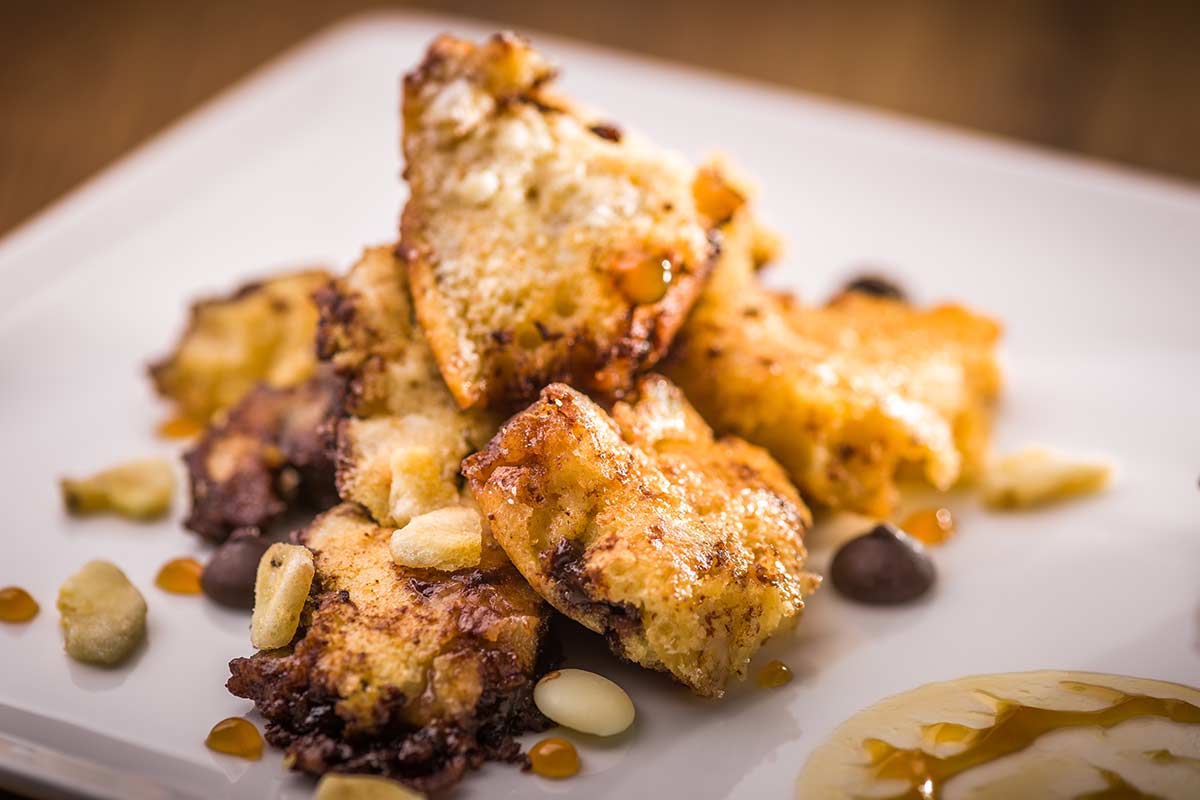 Luftiger Kaiserschmarrn mit Bananenchips, Schokoladenperlen und ...