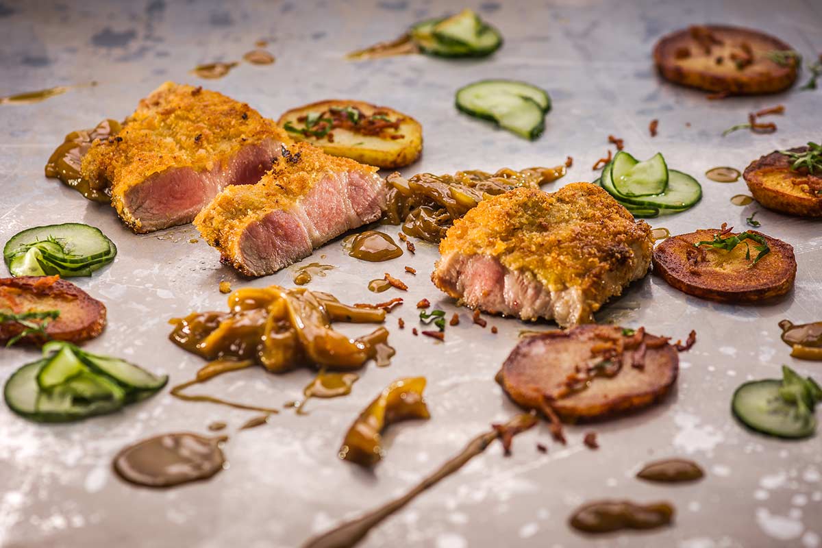 Thüringer Rostbrätl halb-paniert mit Senf-Zwiebel-Sauce und ...