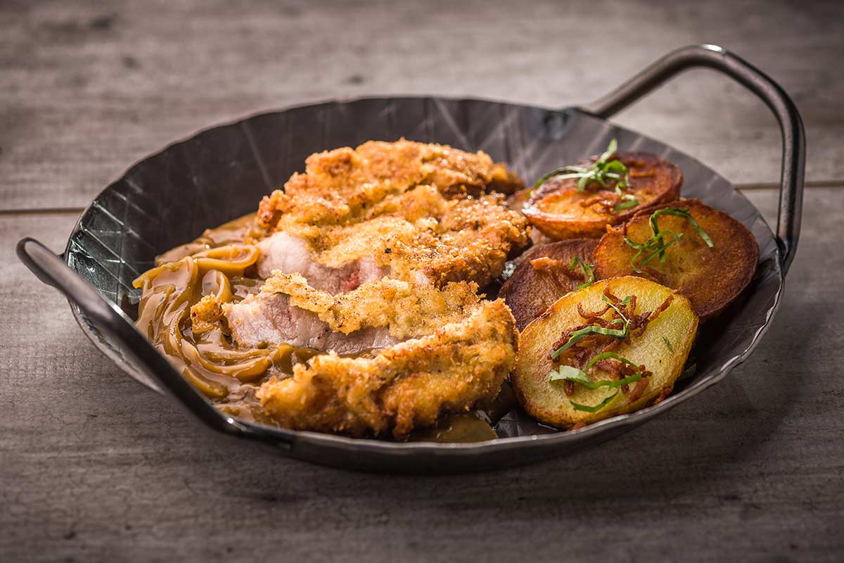 Thüringer Rostbrätl halb-paniert mit Senf-Zwiebel-Sauce und ...