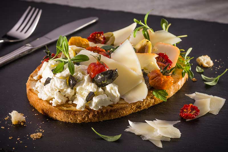 Bruschetta mit Käse und Oliven