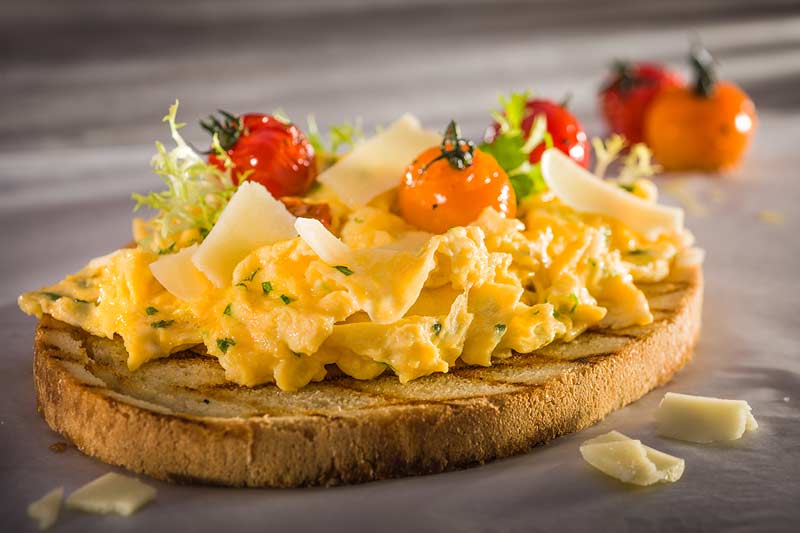 Bruschetta mit Kräuterrührei