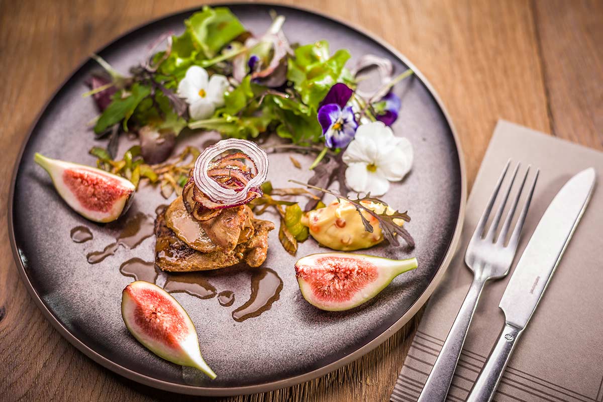 Gebratene Entenleber mit Wildkräutersalat, Feigenvinaigrette und ...