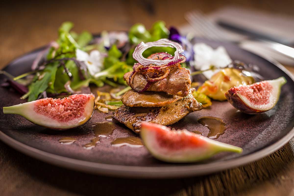 Gebratene Entenleber mit Wildkräutersalat, Feigenvinaigrette und ...
