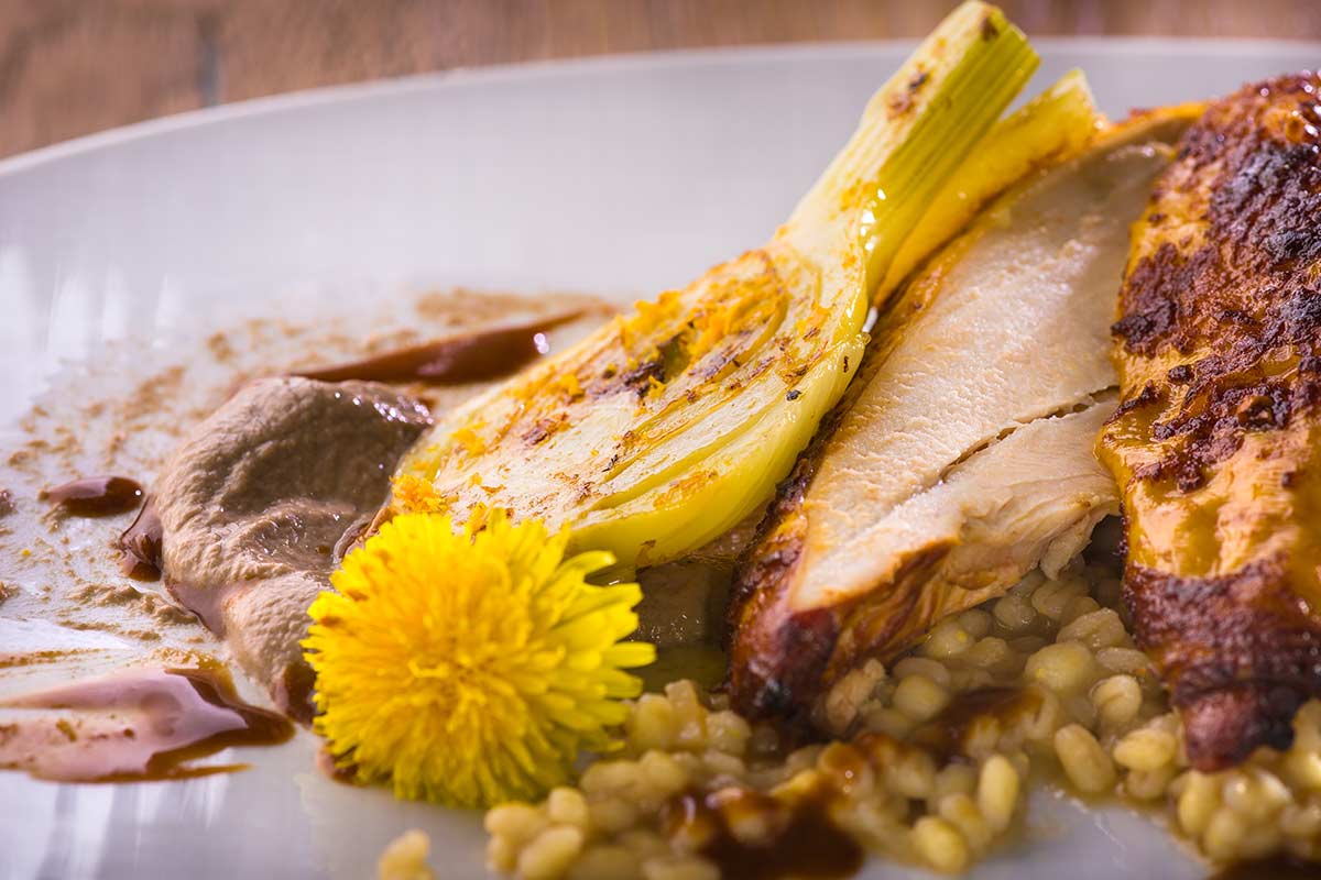 Auf einer Bierdose gegartes Hähnchen mit Keulen-Bonbon, Rosé-Champignon ...