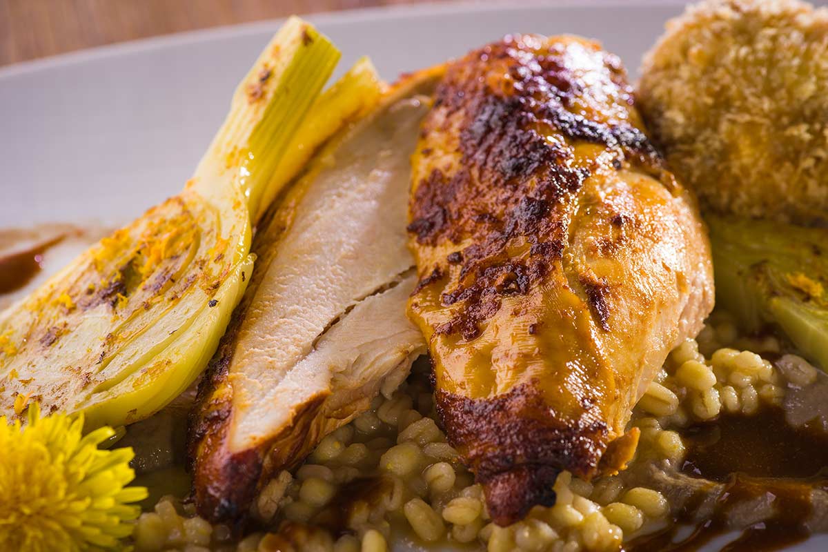 Auf einer Bierdose gegartes Hähnchen mit Keulen-Bonbon, Rosé-Champignon ...