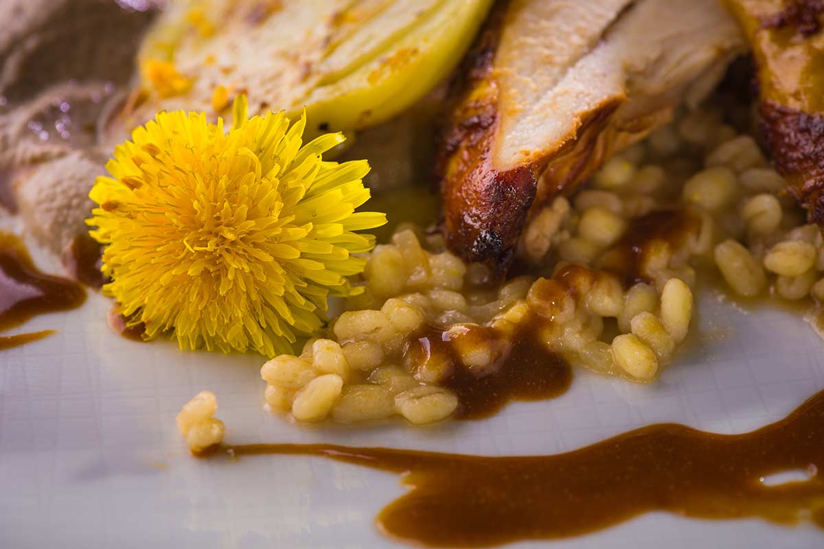 Auf einer Bierdose gegartes Hähnchen mit Keulen-Bonbon, Rosé-Champignon ...