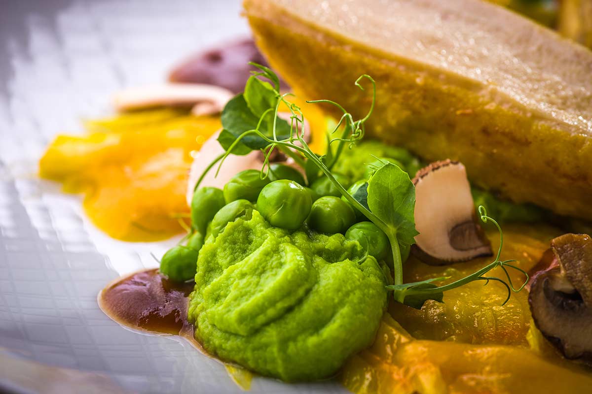 Zweierlei von der Maispoularde mit Fenchel, Rosé-Champignons und ... Zweierlei von der Maispoularde mit Fenchel, Rosé-Champignons und ...