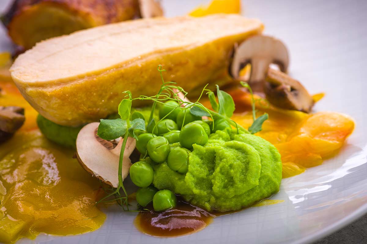 Zweierlei von der Maispoularde mit Fenchel, Rosé-Champignons und ... Zweierlei von der Maispoularde mit Fenchel, Rosé-Champignons und ...