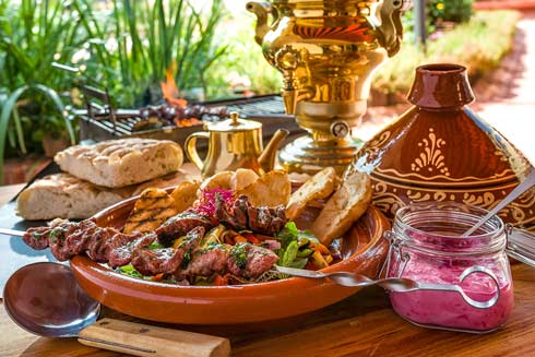 Kaukasische Lammkeule mit rosa Suzuma und einem Brotsalat