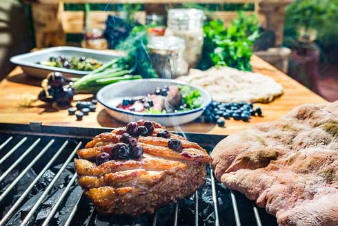 Nordmann Kalbsrücken mit Schwarzkohl und Wodka-Blaubeer-Fond